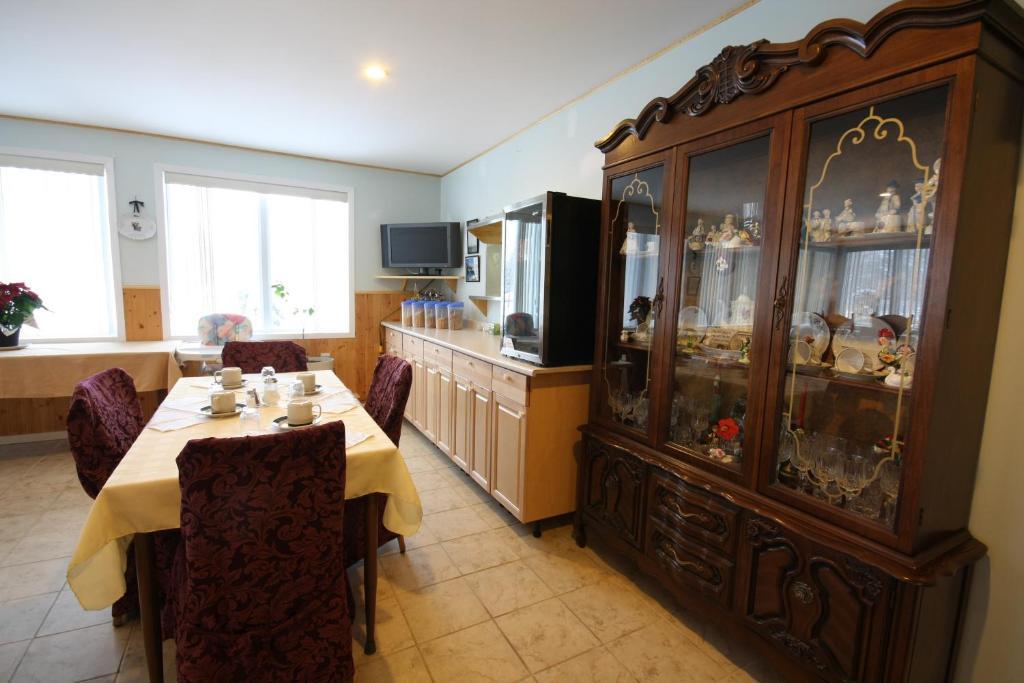 Villa Maria Country Inn Acheson 外观 照片